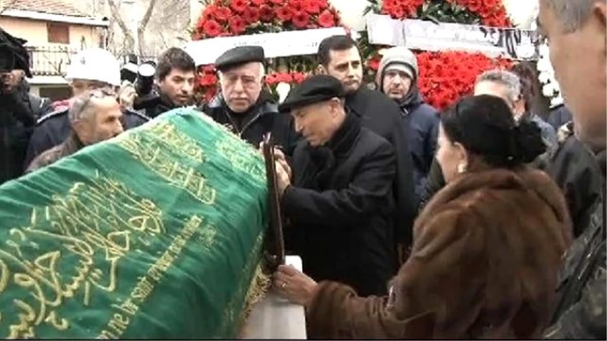 Prominent Turkish Singer Müzeyyen Senar Laid To Rest