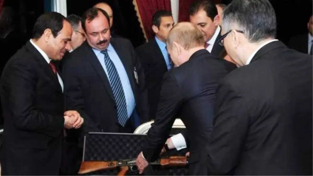 Putin, Sisi\'ye Kalaşnikof Hediye Etti