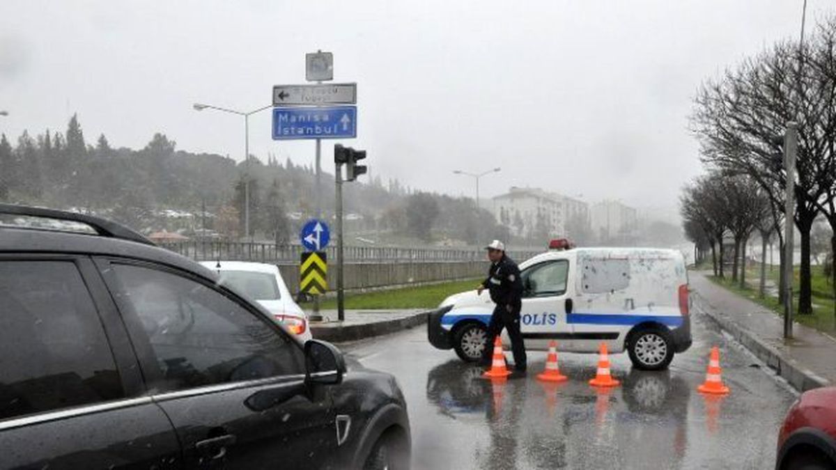 Şiddetli Tipi İzmir Manisa Karayolunu Kapattı
