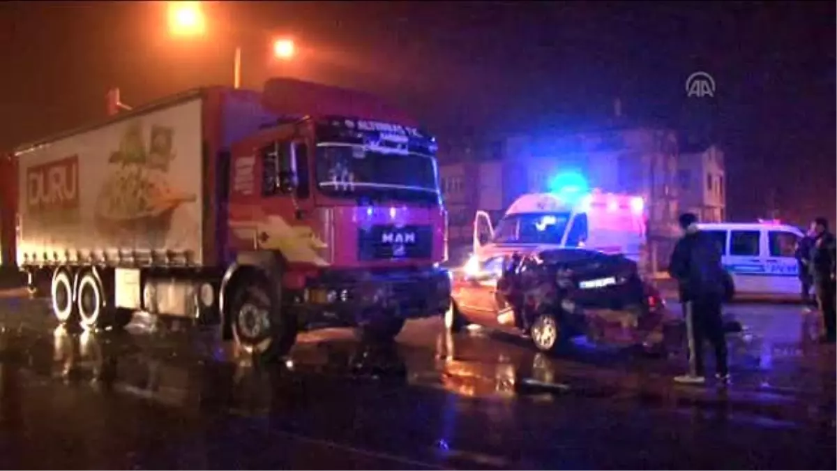 Tır, Kırmızı Işıkta Duran Otomobile Çarptı