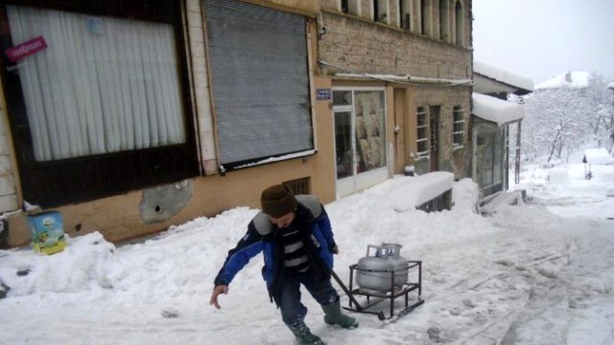 Tüpçü Genç Müşteriye Kızakla Ulaşıyor