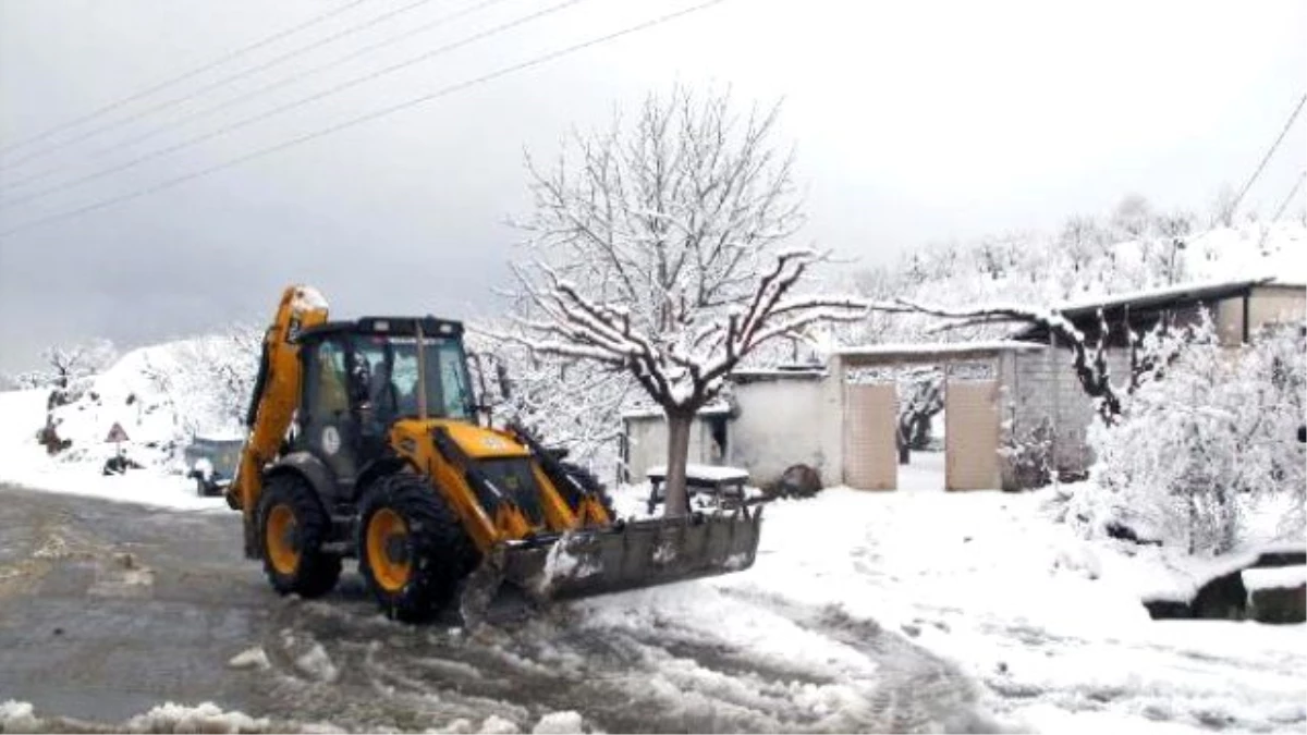 Turgutlu\'da Kar Bazı Mahallelerin Yolunu Kapadı (2)