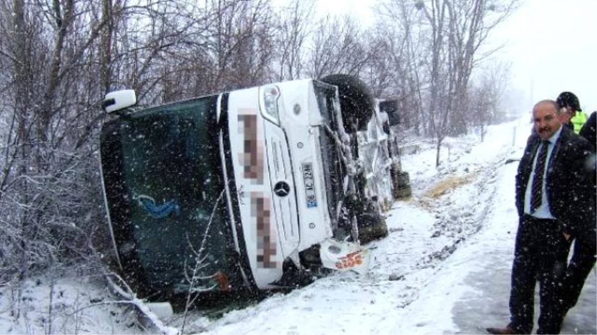 Yolcu Otobüsü Şarampole Yuvarlandı: 40 Yaralı