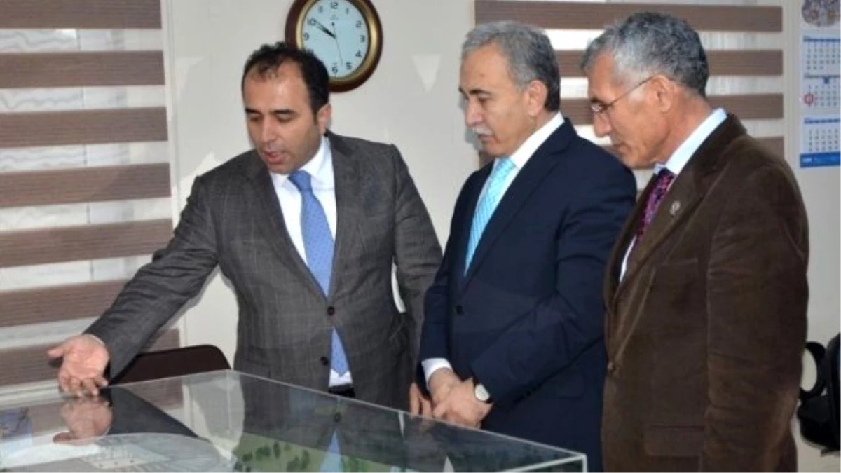 Adana Valisi Büyük, Yeni Stadın İnşaatında İncelemelerde Bulundu