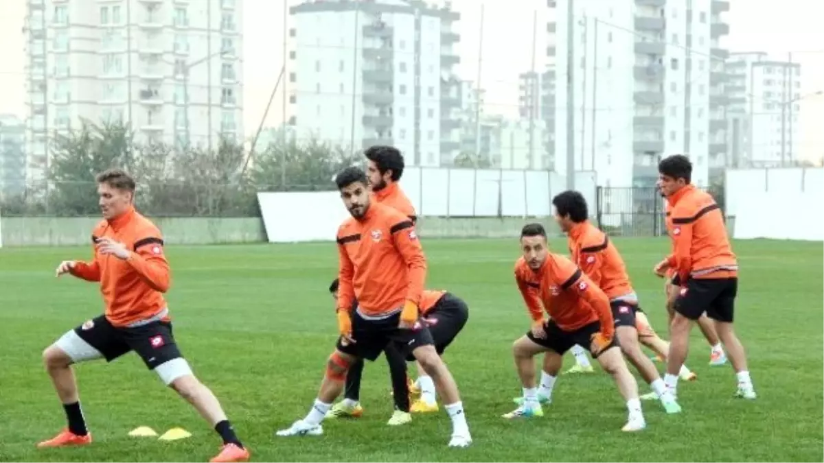 Adanaspor, Antrenmanını Yağmur Altına Gerçekleştirdi