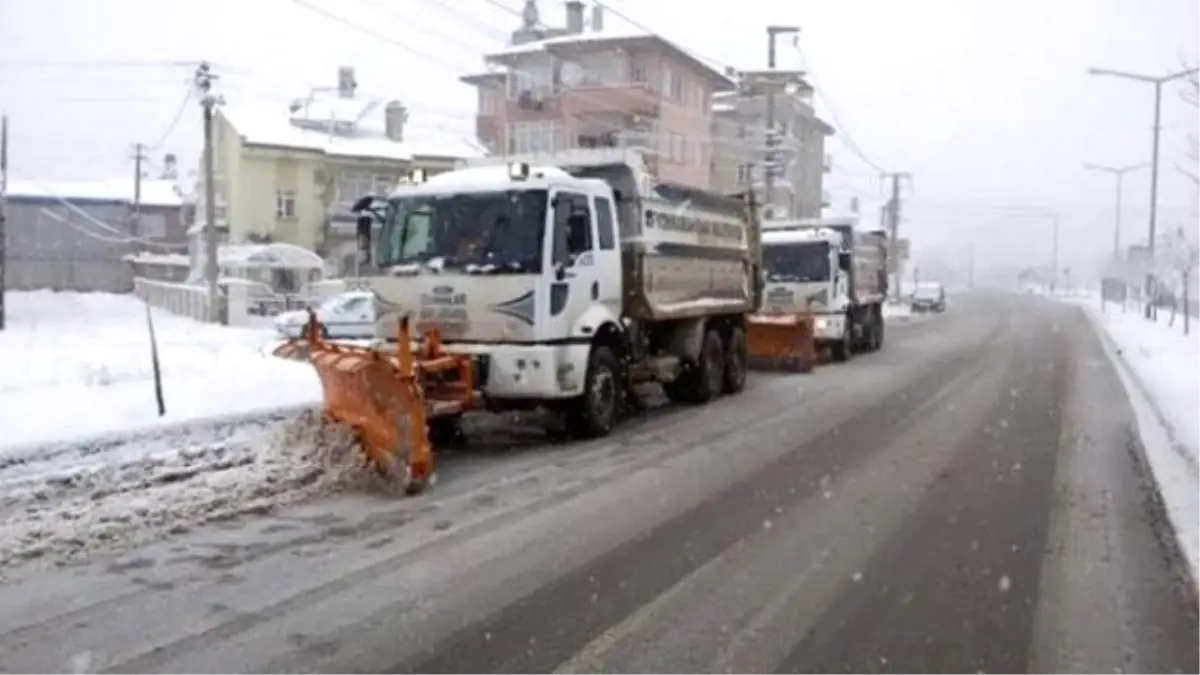 Afyonkarahisar\'da 50 Santimetreyi Bulan Beyaz Kabusla Mücadele