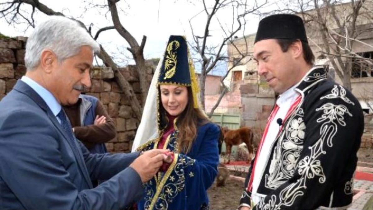 Amerikalı Gazeteci Çift İçin Kayseri\'de Temsili Evlilik Töreni