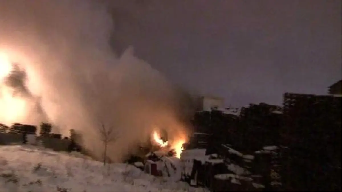 Ataşahir\'de Palet İmalathanesinde Yangın