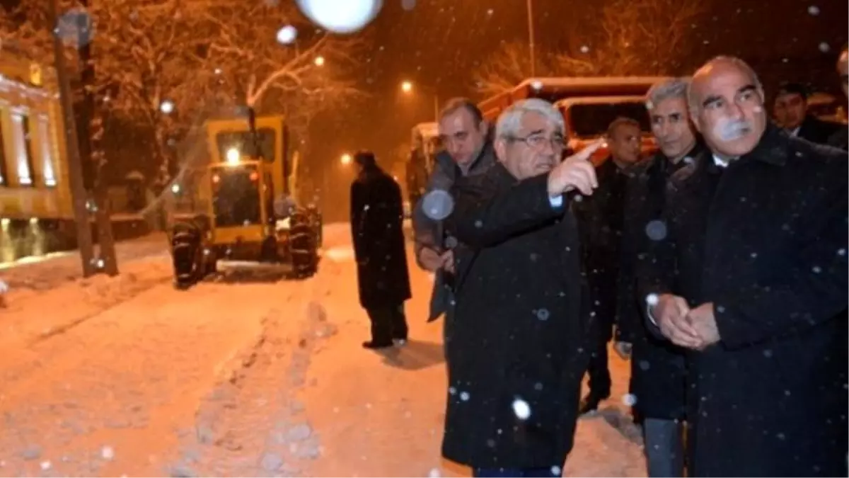 Başkan Karaçanta, Kar Temizleme Çalışmalarını Yerinde İnceledi