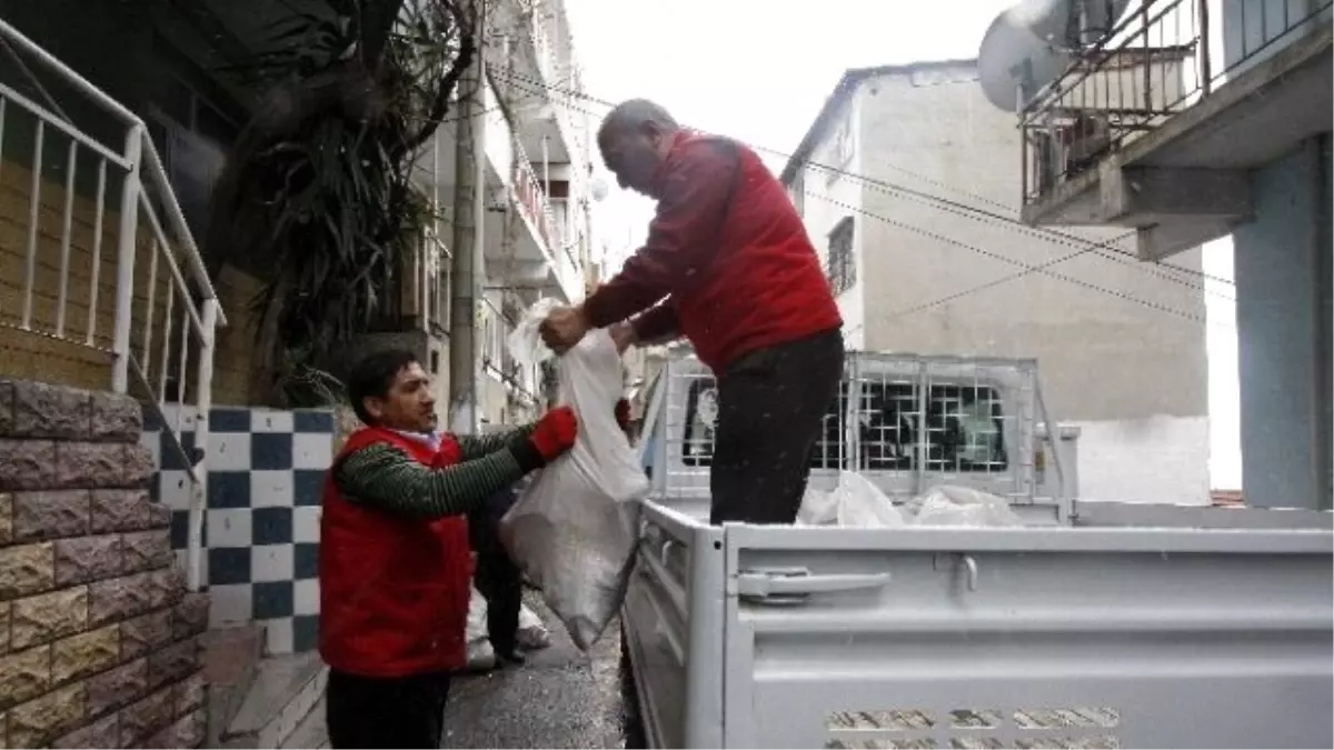 Bayraklı Belediyesinden Yakacak Yardımı