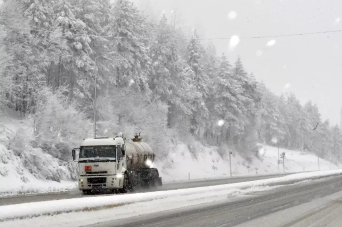 Bolu Dağında Kar Yağışı Devam Ediyor