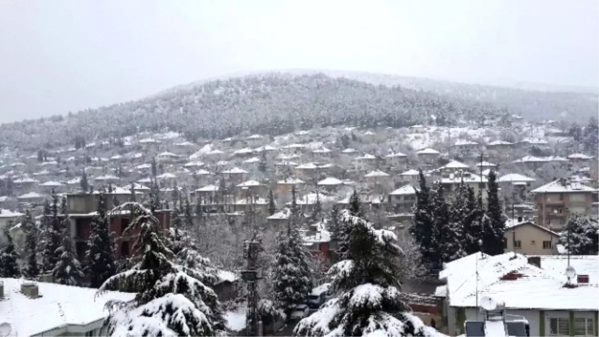 Bucak\'ta Yoğun Kar Yağışı Devam Ediyor