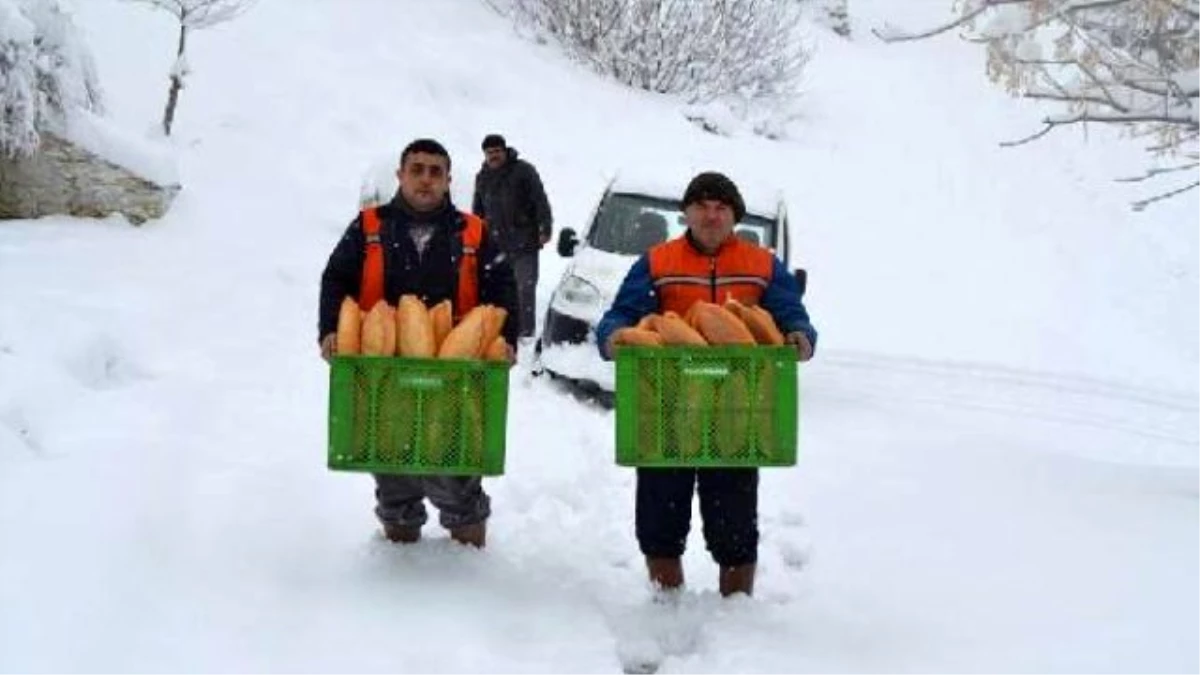 Buldan\'da Karla Kaplı Beş Mahalleye Belediye Ekmek Ulaştırdı