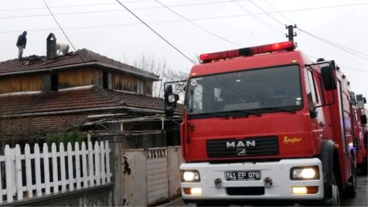 Çatıda Çıkan Yangını İtfaiye Ekibi Söndürdü