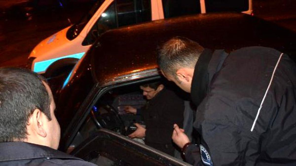 Elinde Bira Şişesiyle Otomobilde Sızan Sürücüye Para Cezası