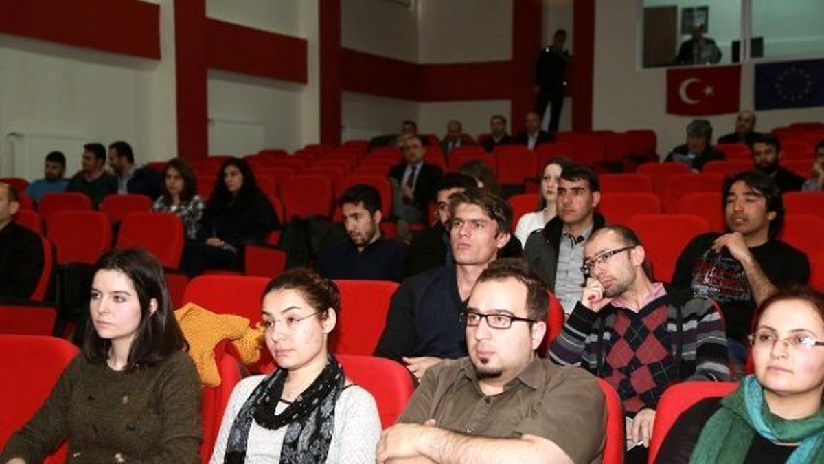 Erü\'de Sınıf Öğretmenlerine Demokrasi Eğitimi