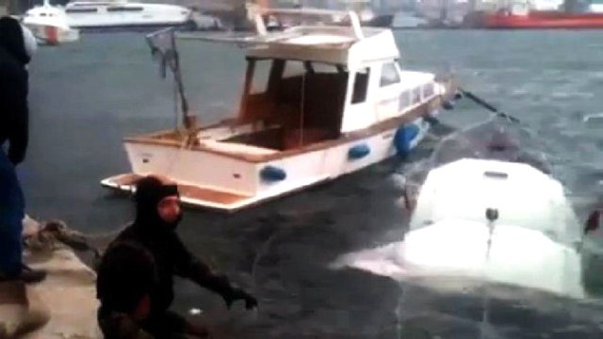 Fırtına Bandırma\'da Balıkçı Teknesini Batırdı