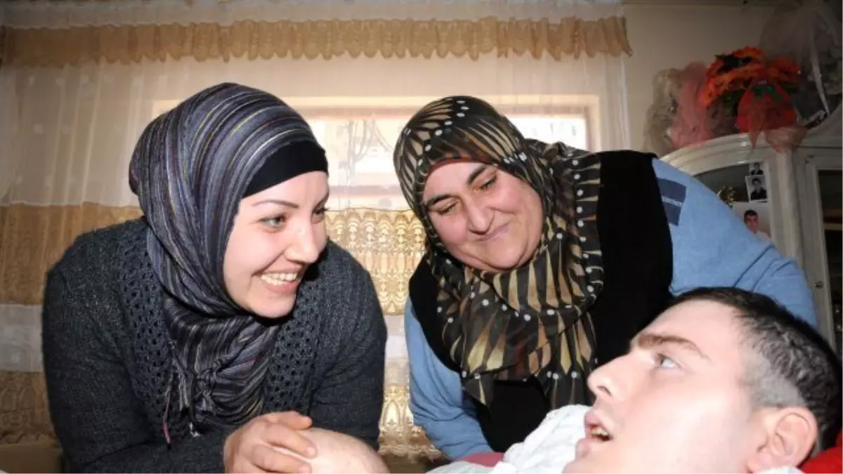 Felçli Umut\'un Yaşadığı Evin Kesilen Elektriği Açıldı