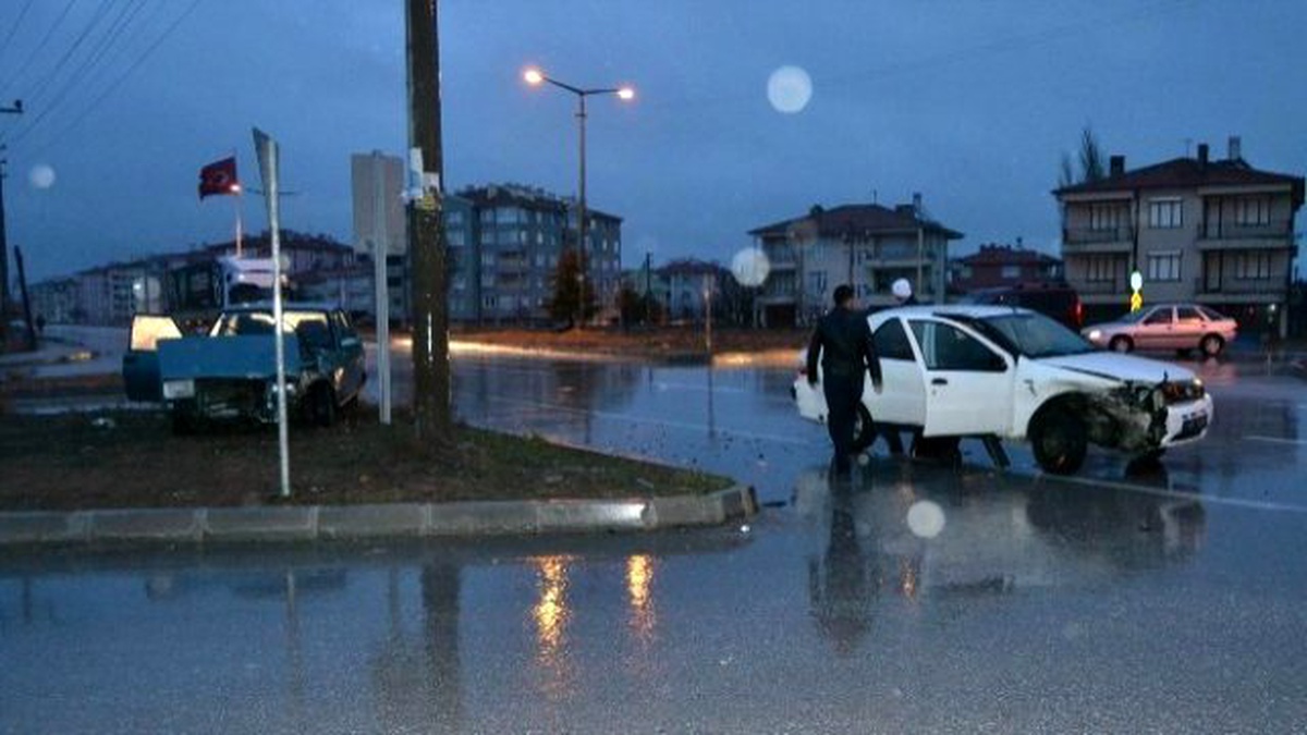 Kulu\'da İki Otomobil Çarpıştı: 3 Yaralı