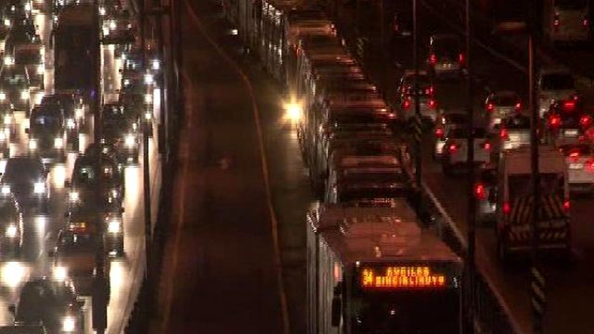 Metrobüs Arıza Yapınca Uzun Kuyruk Oluştu