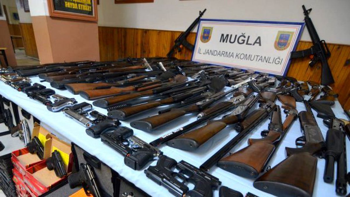 Muğla\'da Minibüste Ruhsatsız Silahlar Ele Geçirildi