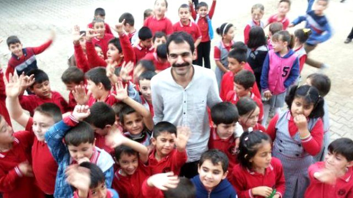 Portre Çizerek Kazandığı Parayı Köy Okullarına Harcıyor