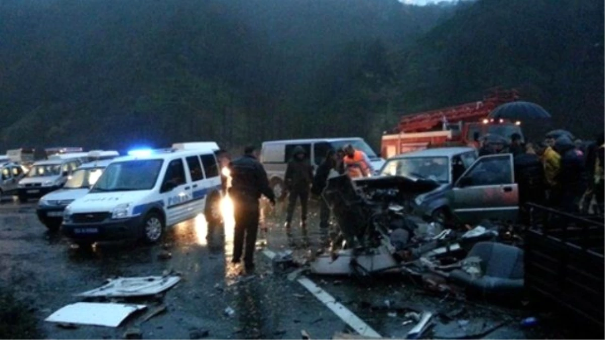 Rize\'de Kamyonet ile Otomobil Çarpıştı: 1 Ölü, 2 Yaralı