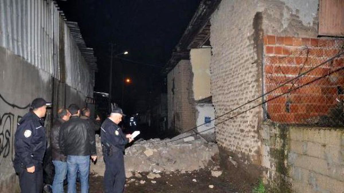 Sağanak Yağış, 2 Katlı Binanın Duvarını Yıktı