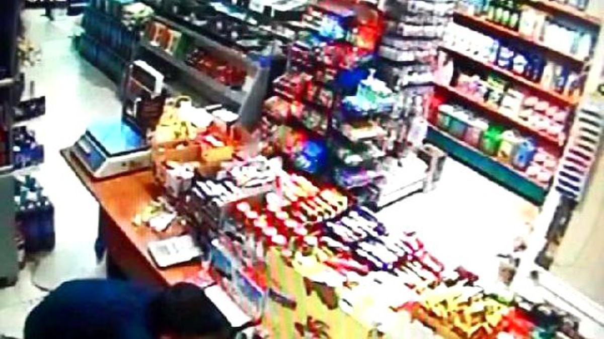 Şanlıurfa\'da Marketten Hırsızlık Güvenlik Kamerasında