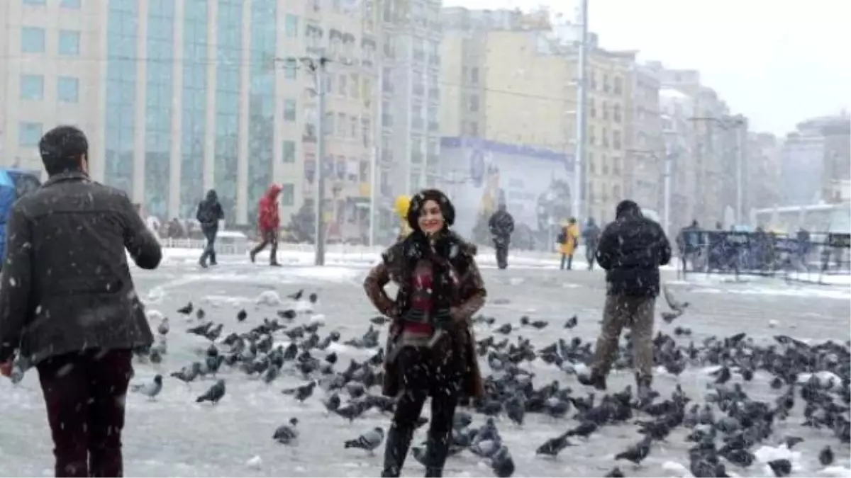 Taksim Beyaza Büründü