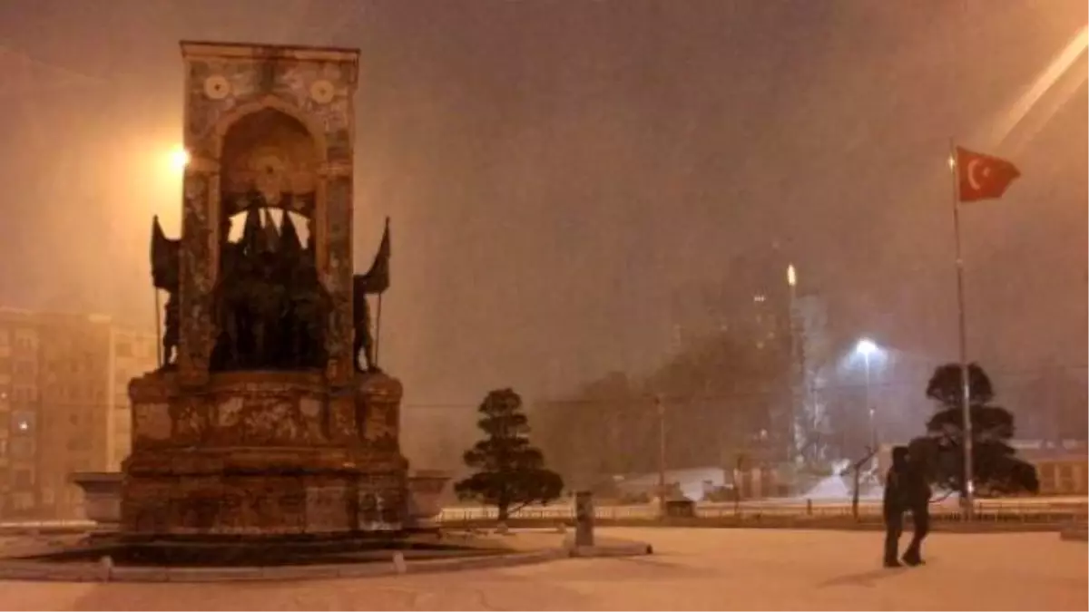 Taksim Meydan Beyaza Büründü