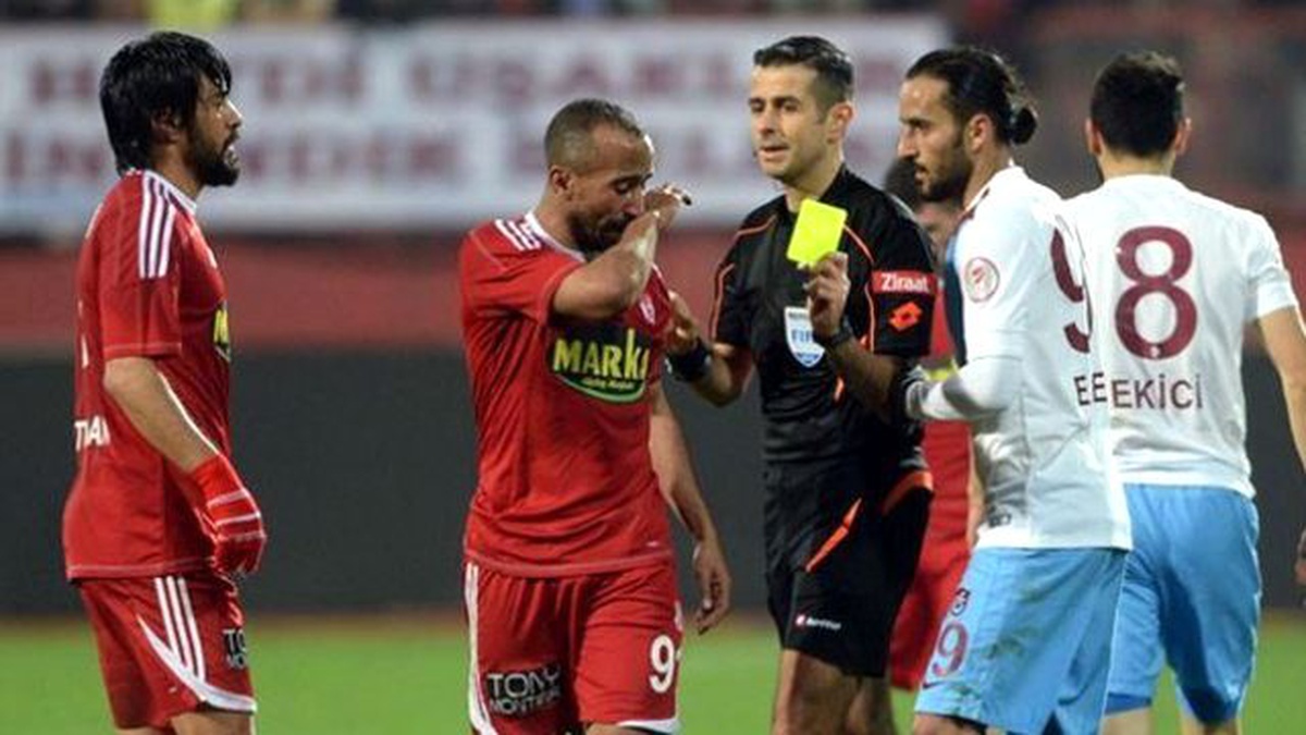 Trabzonspor-sivasspor Maçı Hakemlerine Tepki