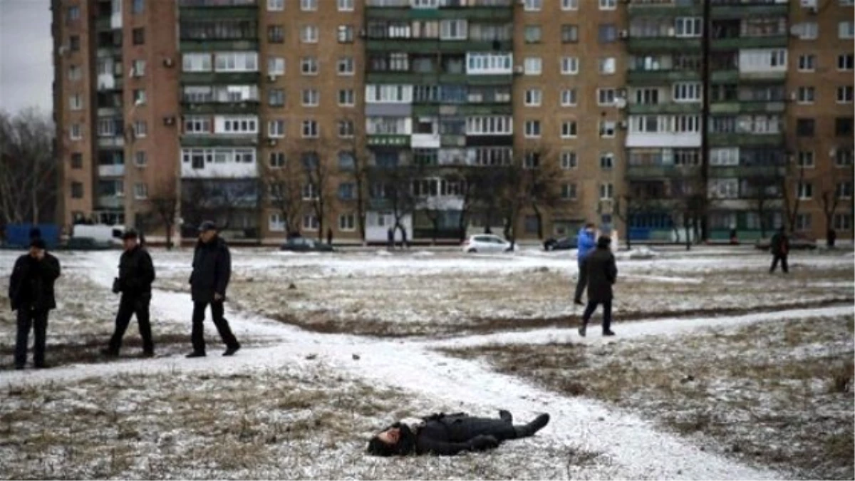 Ukrayna\'da Sokak Ortasındaki Cesede Kimse Aldırmadı