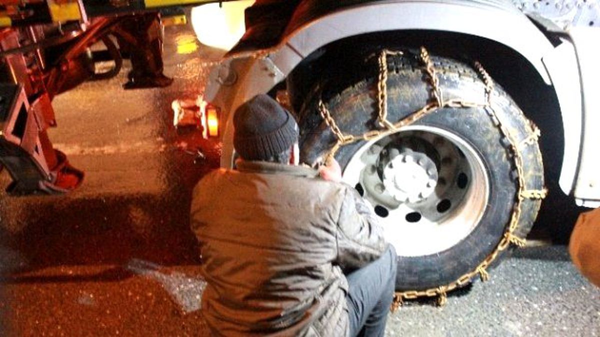Yollar Buzlandı Sürücüler Yolda Kaldı