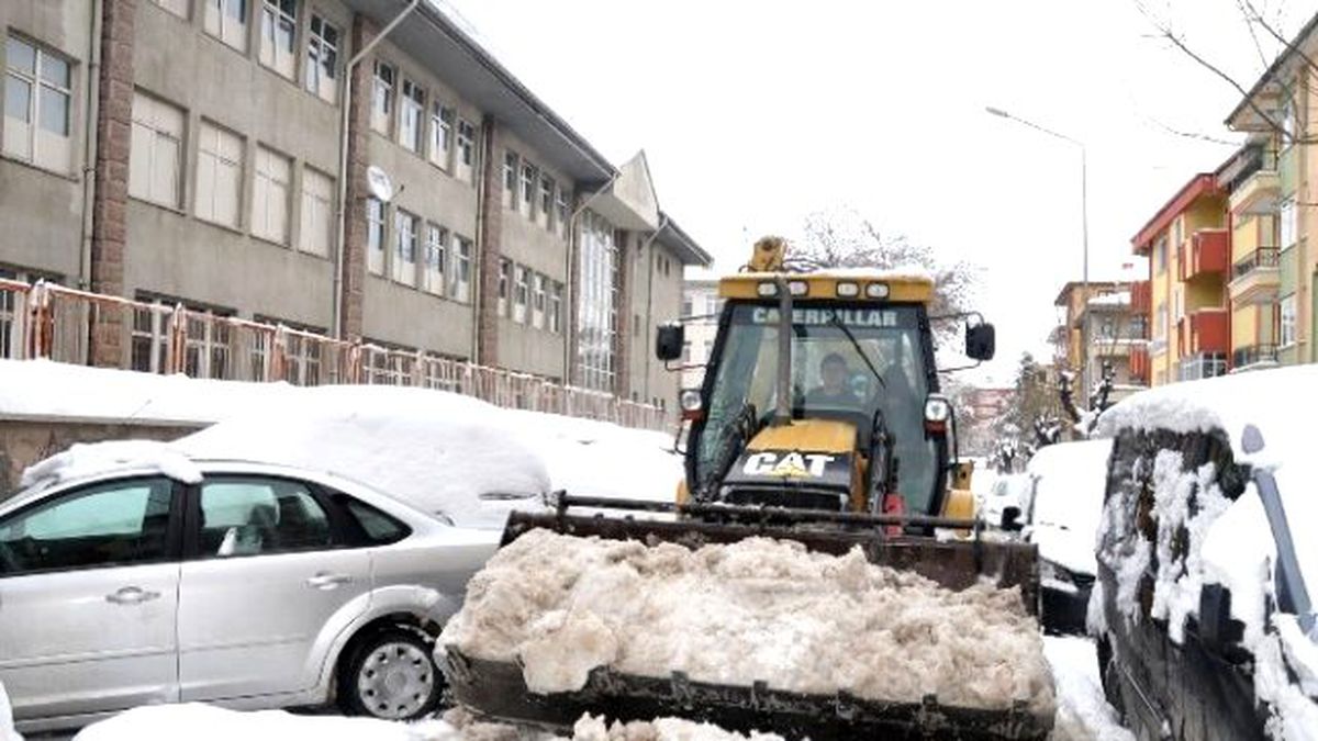 Afyonkarahisar\'da Kar Temizleme Çalışmalarına Park Engeli