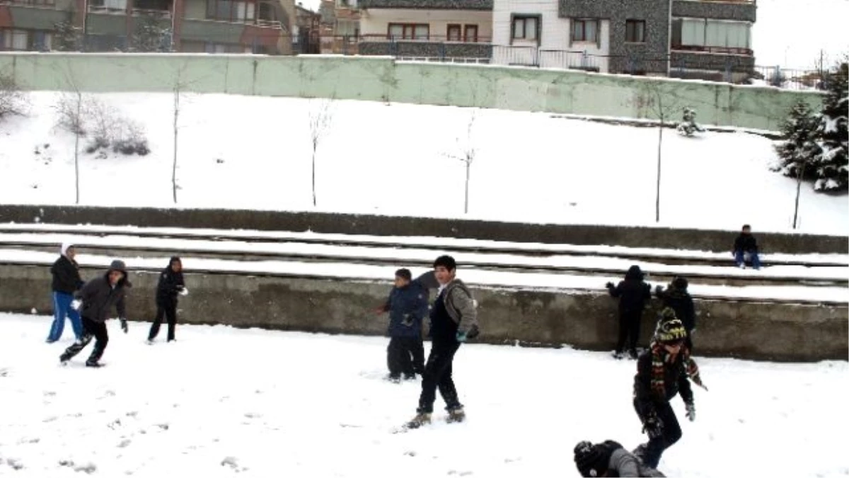 Ankara\'da Öğrenciler Validen Kar Tatilinin Uzatılmasını İstedi
