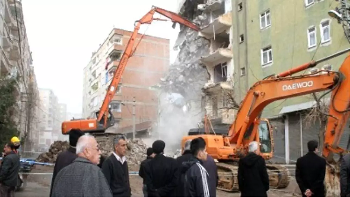 Bağlar Belediyesi Hasarlı Bir Binanın Yıkımını Gerçekleştirdi