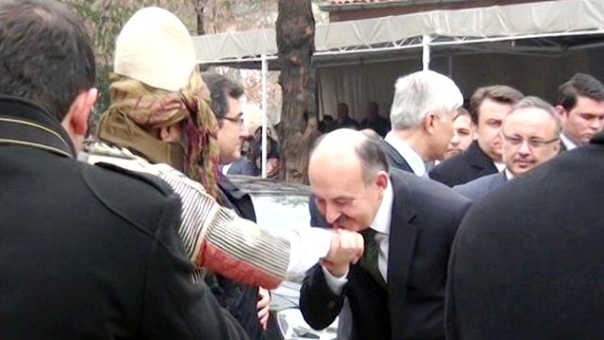 Bakan Müezzinoğlu, Kuvayi Milliye Mücahitler Derneği Başkanının Elini Öptü