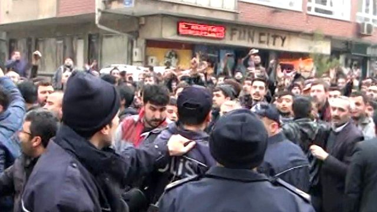 Biber Gazı Sıkmayan Polise Amirinden Tepki