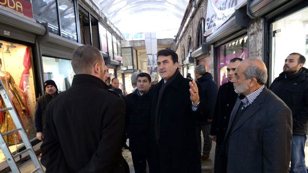 Dündar, Gelinlikçiler Çarşısı\'nı Gezdi