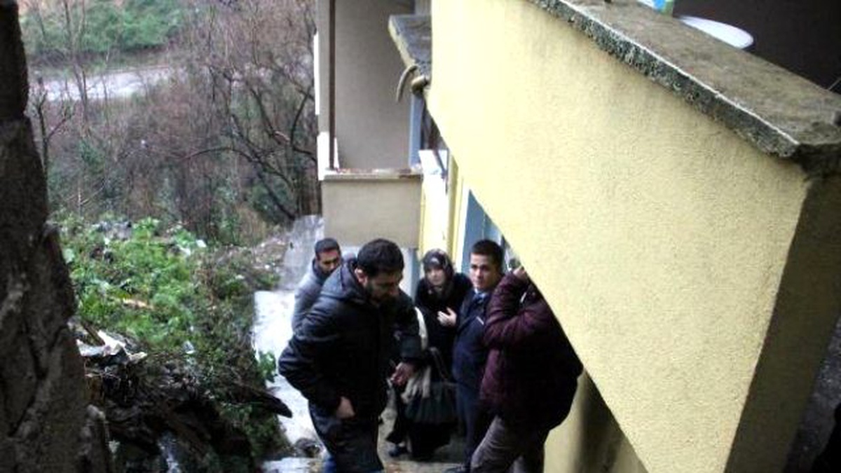 Ereğli\'de 4\'üncü Kattan Atlayan Kadın Ağır Yaralandı