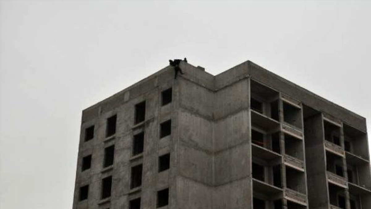 Evden Uzaklaştırma Cezası Alınca Çatıya Çıktı