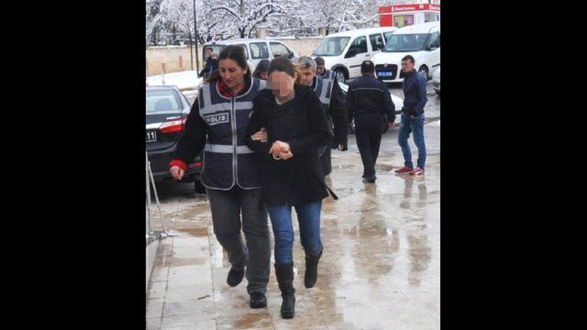 Eve Giren Evli Çift ve Arkadaşları Polis Tarafından Yakalandı
