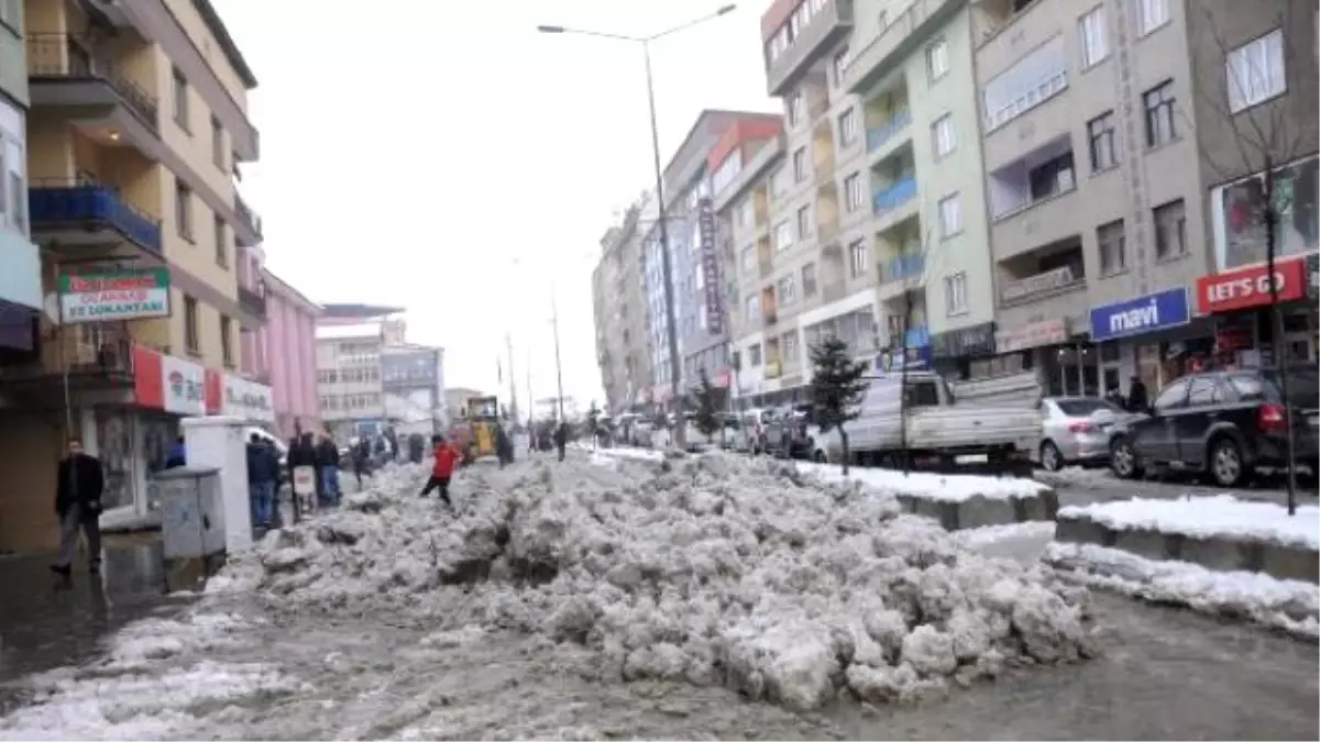 Hakkari\'de Kar Temizleme Çalışması