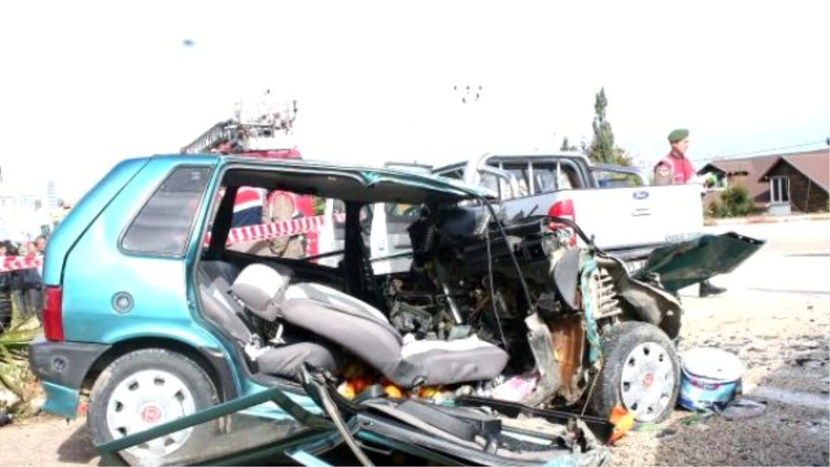 Kamyonet Otomobile Çarptı: 2 Ölü, 3 Yaralı
