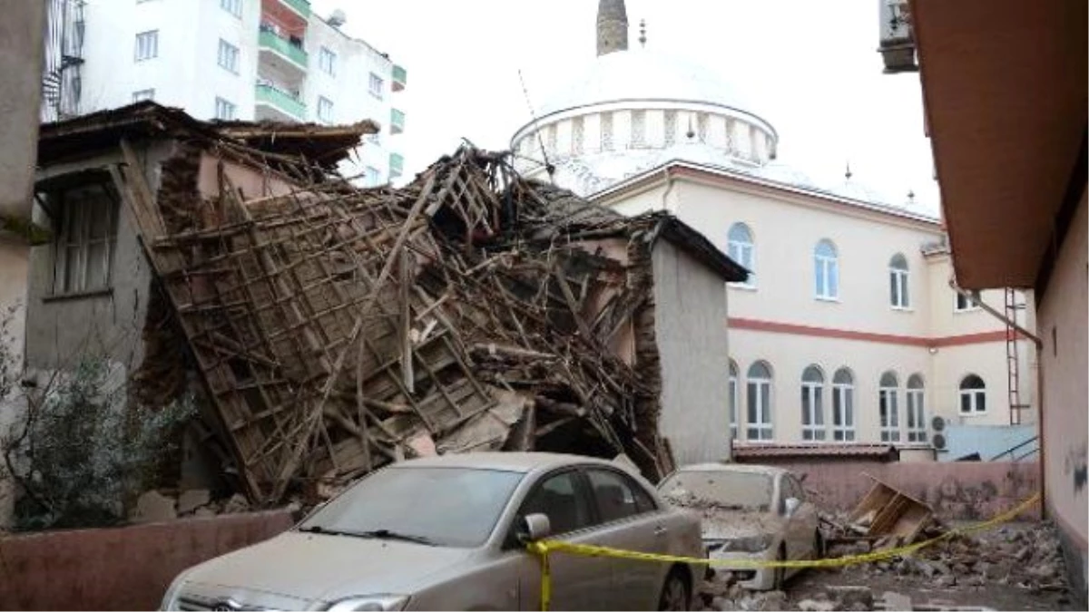 Osmaniye\'de Kerpiç Bina Otomobillerin Üzerine Yıkıldı