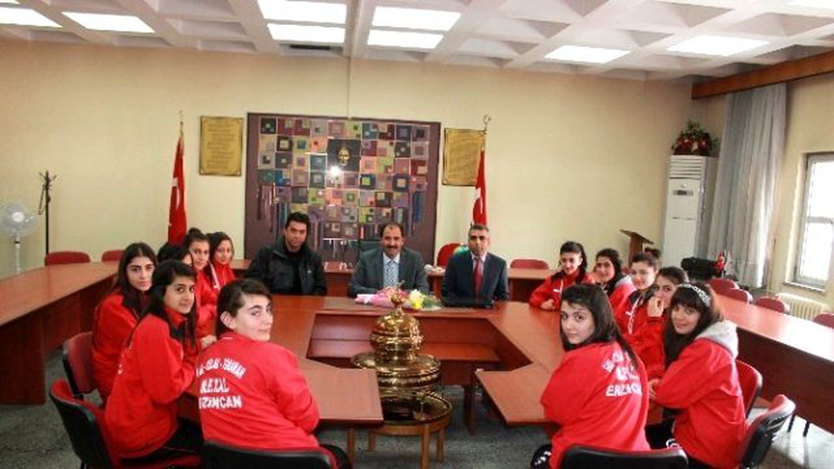Kız Futbol Takımından Aziz Gün\'e Ziyaret