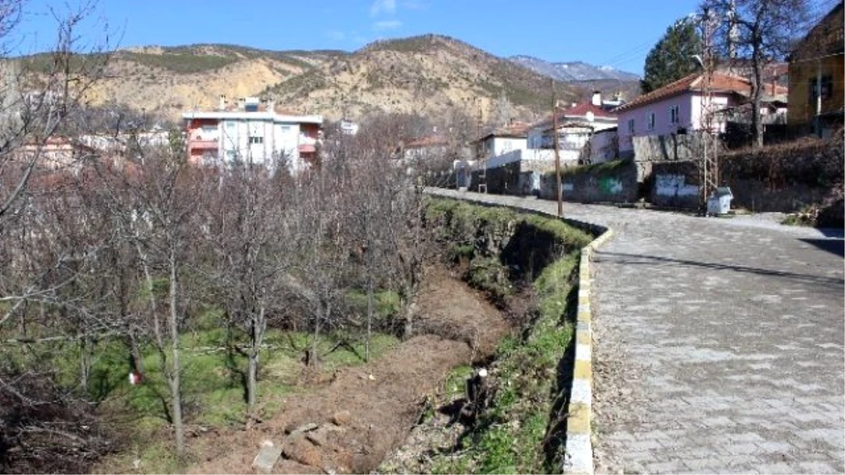 Koyulhisar\'da Yollarda Bakım ve Onarım Çalışması