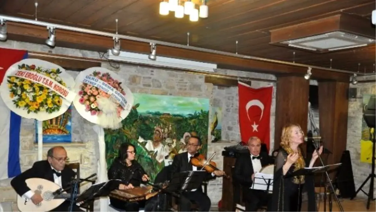 Kuşadası\'nda Önce İmza Günü Sonra Müzik Dinletisi