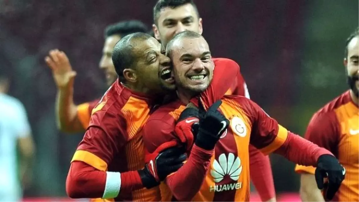 Melo, Sneijder\'in Kulağını Isırdı